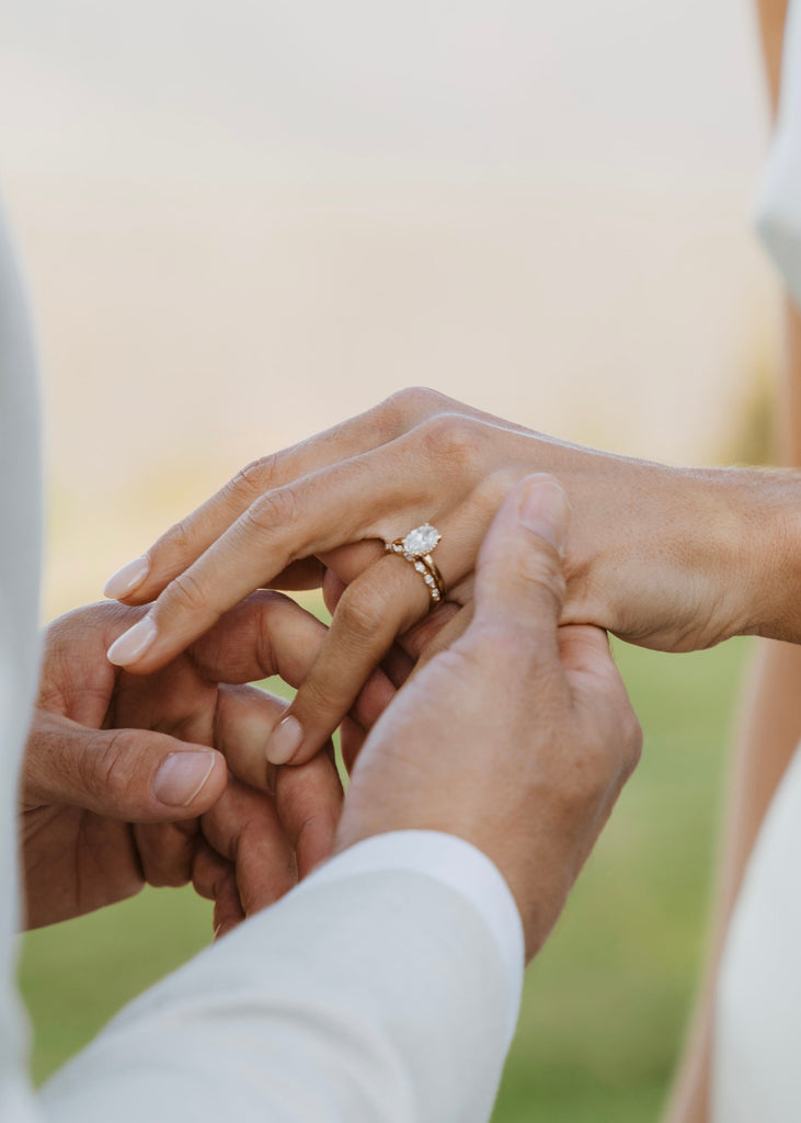 Oval Engagement Rings: Classic Style with Modern Appeal